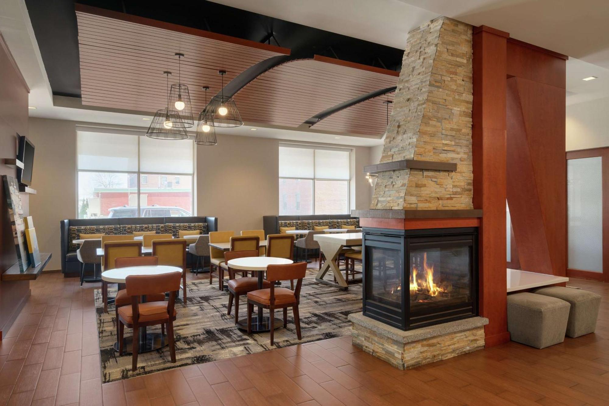 Hampton Downtown Waterfront Hotel 3*