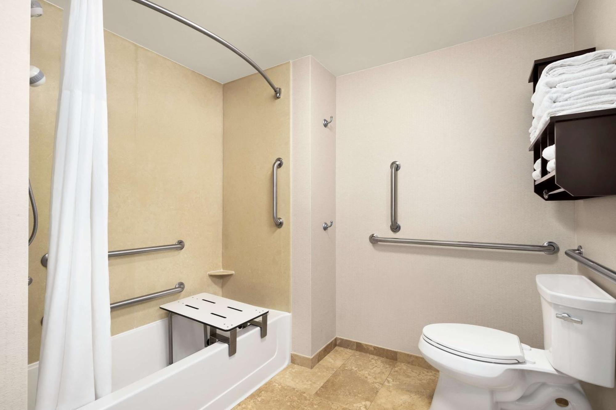 Hampton Downtown Waterfront 3*