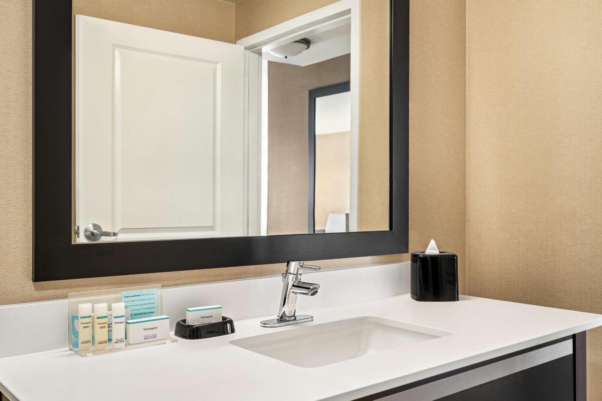 Hotel Hampton Downtown Waterfront 3*
