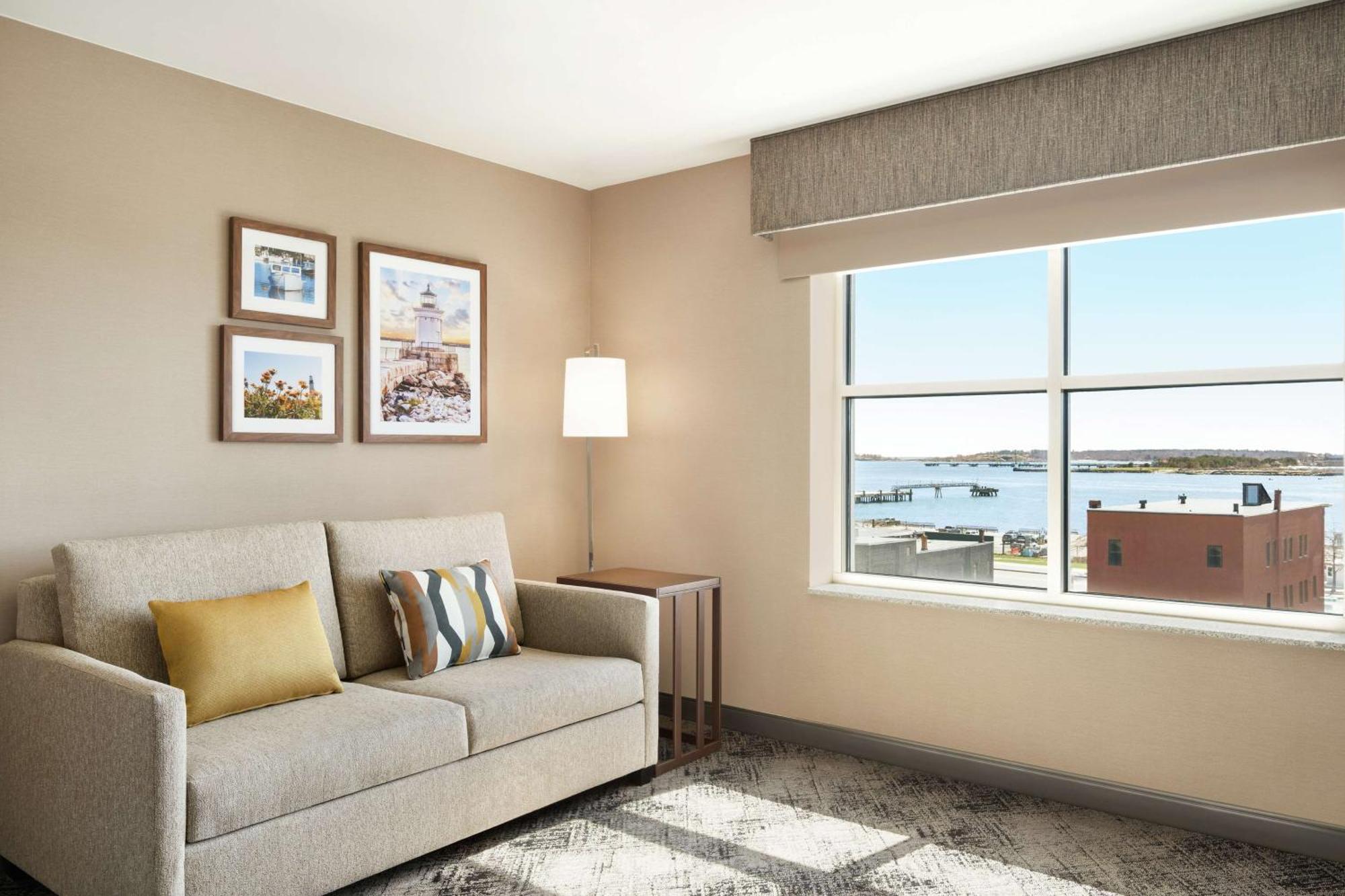Hampton Downtown Waterfront Hotel 3*