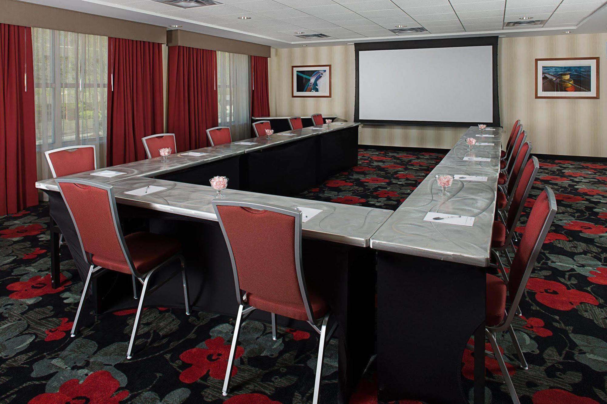 Hampton Downtown Waterfront Hotel 3*